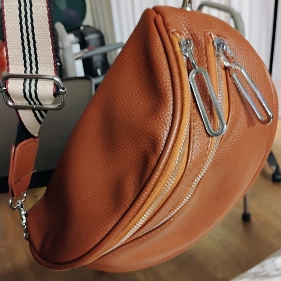 New Crossbody Bag - Unisex - Picture 2 of 8